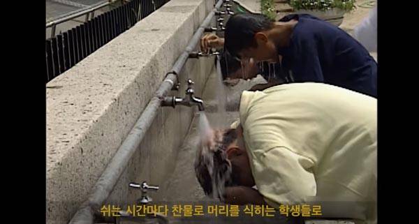 무더위 속 찬물로 세수하고 있는 아이들의 모습./사진=유튜브 채널 ‘크랩’ 캡처