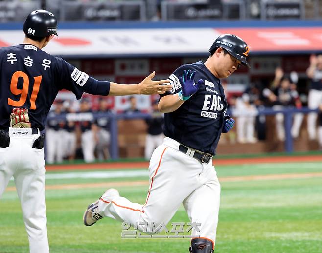 6일 오후 서울 고척스카이돔에서 열린 2025 KBO리그 프로야구 키움히어로즈와 한화이글스의 경기. 7회초 2사 노시환이 솔로홈런을 치고 베이스를 돌고 있다. 고척=김민규 기자 mgkim1@edaily.co.kr /2025.07.06/