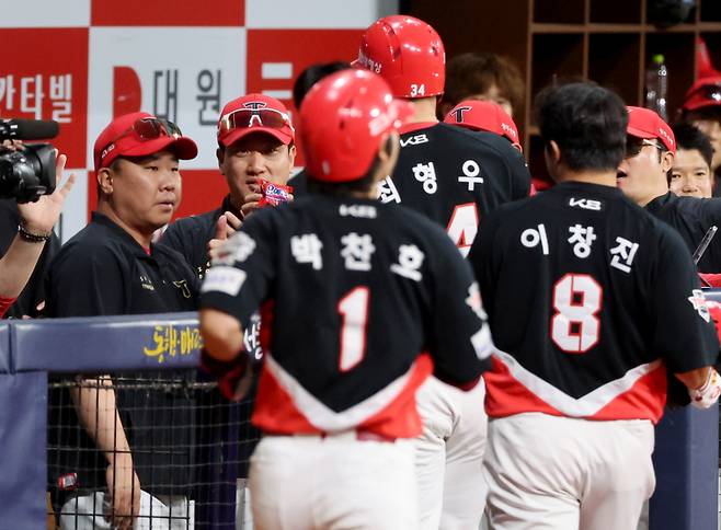 2025 KB0리그 프로야구 키움히어로즈와 KIA타이거즈의 경기가 24일 오후 서울 고척스카이돔에서 열렸다. 1회초 1사 1,2루 최형우가 스리런홈런을 치고 홈인하자 이범호감독이 맞이하고 있다. 고척=김민규 기자 mgkim1@edaily.co.kr /2025.06.24/