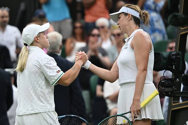 <yonhap photo-4203=""> epa12220413 Anastasia Pavlyuchenkova (R) of Russia celebrates after winning the Women's Round of 16 match against Sonay Kartal (L) of Britain at the Wimbledon Championships, Wimbledon, Britain, 06 July 2025. EPA/DANIEL HAMBURY EDITORIAL USE ONLY/2025-07-06 23:52:10/ <저작권자 ⓒ 1980-2025 ㈜연합뉴스. 무단 전재 재배포 금지, AI 학습 및 활용 금지></yonhap>