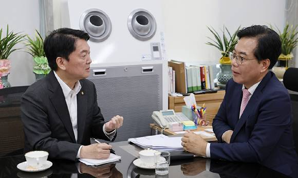 국민의힘 송언석 비상대책위원장 겸 원내대표(오른쪽)와 국민의힘 혁신위원장으로 내정된 안철수 의원이 2일 오후 국회 본청 원내 대표실에서 만나 대화하고 있다. [사진=연합뉴스]