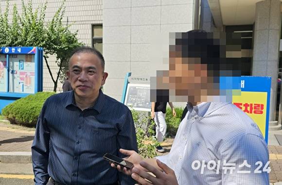 명태균 씨가 지난달 23일 경남 창원지법에서 열린 7차 공판에 앞서 취재진에게 입장을 밝히고 있다. [사진=임승제 기자]