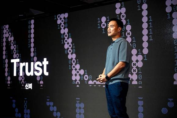 지난 26일 서울 종로구 포시즌스 호텔에서 개최된 'Npay 미디어데이 2025' 기자간담회에서 이승배 네이버페이 부사장이 Npay 기술 현황과 확장 전략을 발표하고 있다 [사진=네이버페이]