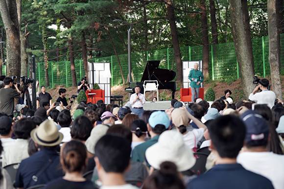 신상진 시장이 지난 5일 성남물빛정원에서 열린 첫 번째 시민 초청 음악회 '금난새의 한여름밤 콘서트'에서 인사말을 하고 있다. [사진=성남시]
