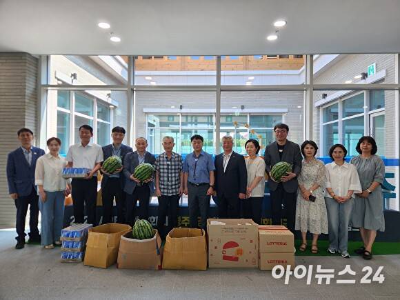 7일 APEC범시도민지원협의회가 경상북도 APEC준비지원단 사무실을 찾아 현장 직원들을 격려하고 간식을 전달하고 있다. [사진=경북도청]