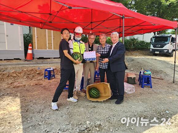 7일 APEC범시도민지원협의회가 경상북도 APEC준비지원단 사무실을 찾아 현장 직원들을 격려하고 간식을 전달하고 있다. [사진=경북도청]