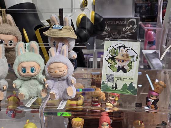 5일 중국 베이징 한 쇼핑몰에 위치한 팝마트 매장에서 운영하는 단체채팅방에 입장할 수 있는 QR코드가 설치돼 있다. 고객들은 이 채팅방을 통해 품절대란을 겪는 라부부 인형의 예상 입고 시기와 수량 등 정보를 받을 수 있다. 이도성 특파원.