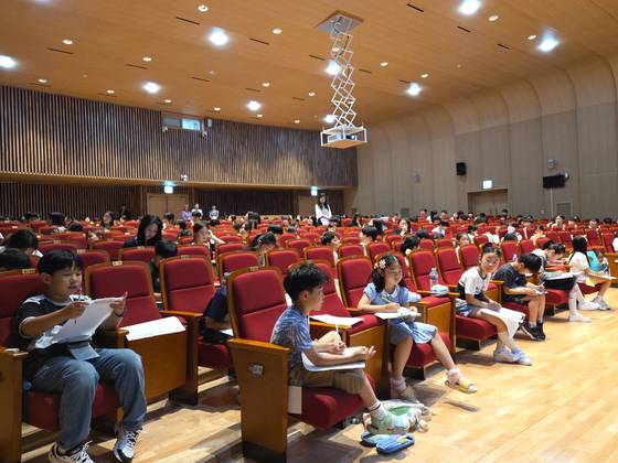 5일 서울 종로구민회관 창신아트홀에서 열린 중앙학생시조백일장·학생시조암송경연대회 참가자들. ‘청소년 시조 축제’라고도 불리는 이번 행사엔 전국에서 226명이 모였다. 최혜리 기자