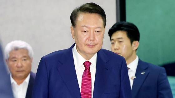 윤석열 전 대통령이 지난 5일 오후 서울 서초구 서울고등검찰청에 마련된 내란특검 사무실에서 2차 대면 조사를 마친 뒤 귀가하고 있다. 뉴시스