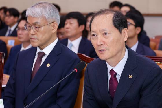 이완규 전 법제처장이 지난 1일 서울 여의도 국회에서 열린 제426회국회(임시회) 법제사법위원회 제1차 전체회의에 출석해 '안가회동'과 관련해 의원 질의에 답하고 있다. 뉴스1