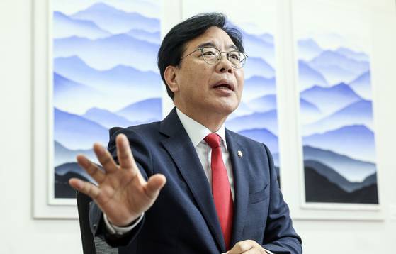 송언석 국민의힘 비상대책위원장 겸 원내대표가 6일 오후 국회에서 가진 중앙일보 인터뷰에서 "우리 당으로선 하루 빨리 반전의 계기를 찾아야 하고, 그 분기점은 내년 지방선거"라고 말했다. 김성룡 기자