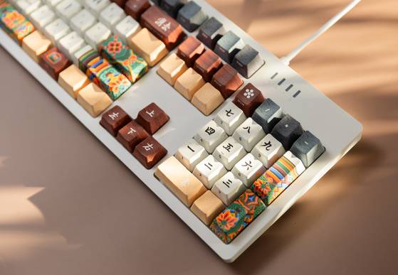 단청의 아름다움을 현대적으로 재해석해 취향에 맞게 키보드의 키캡을 커스터마이징 할 수 있는 제품.