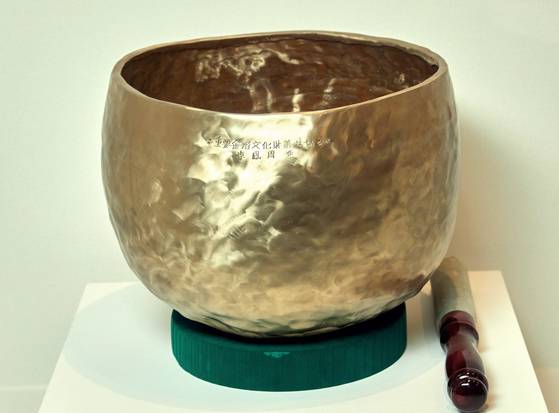 메질을 거치는 방짜유기 기법으로 만든 좌종. 울퉁불퉁한 표면에서 메질의 흔적이 보인다.