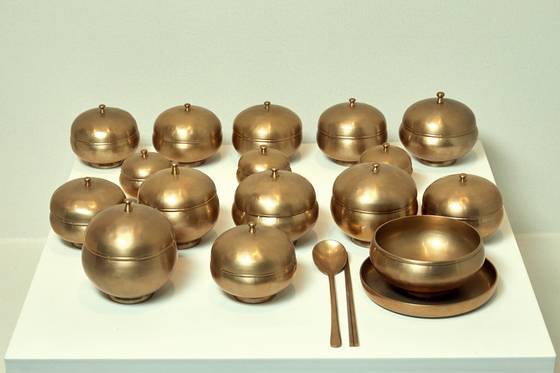 격식을 갖춰 밥상을 차리도록 만든 한 벌의 그릇인 유기 반상기.