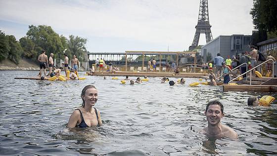 100여년 만에 공공 수영장이 된 프랑스 센강에서 시민들이 수영을 즐기고 있다. AP=연합뉴스