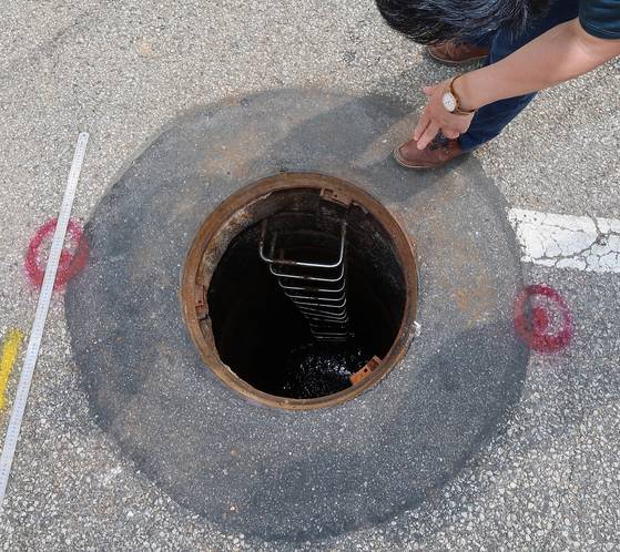 인천 한 도로 맨홀 안에서 지하 오·폐수 관로 현황을 조사하다 실종된 50대 남성이 7일 숨진 채 발견됐다. 연합뉴스