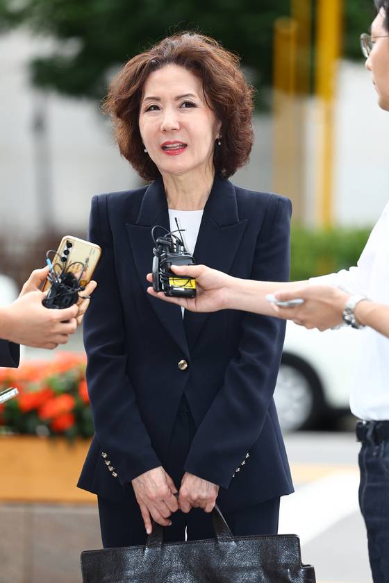 이진숙 사회부총리 겸 교육부 장관 후보자가 지난달 30일 오전 서울 여의도 한국교육시설안전원에 마련된 인사청문회 준비 사무실로 출근하며 취재진 질문에 답하고 있다. 연합뉴스