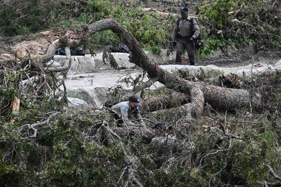 6일(현지시간) 미국 텍사스주 커빌의 과달루페 강에서 실종자를 수색하는 텍사스 관리들. AFP=연합뉴스