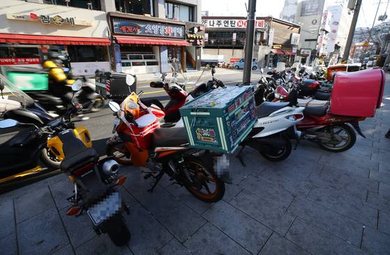 \오후 서울 시내의 한 음식점 밀집 구역에 오토바이들이 세워져 있다. 연합뉴스