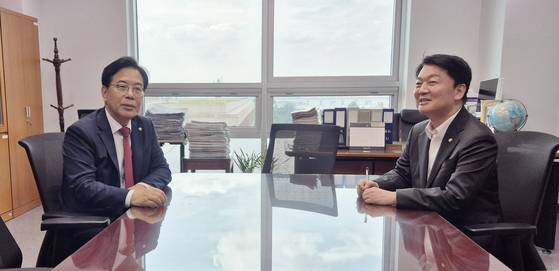 국민의힘 송언석 비상대책위원장 겸 원내대표(왼쪽)와 혁신위원장으로 내정된 안철수 의원이 3일 서울 여의도 국회 의원회관에서 회동하고 있다. 연합뉴스