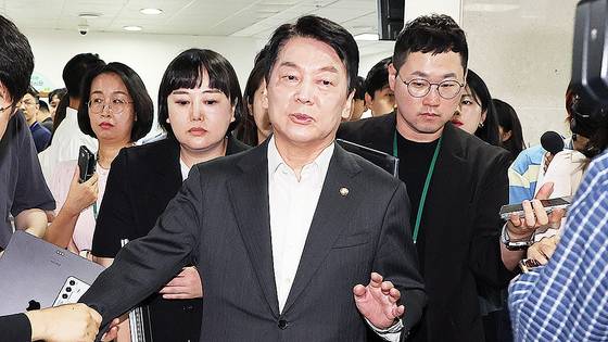 국민의힘 혁신위원장을 맡은 안철수 의원이 7일 서울 여의도 국회 소통관에서 위원장을 사퇴하고 전당대회 출마 의사를 밝히는 기자회견을 한 뒤 취재진 질문에 답하고 있다. 연합뉴스