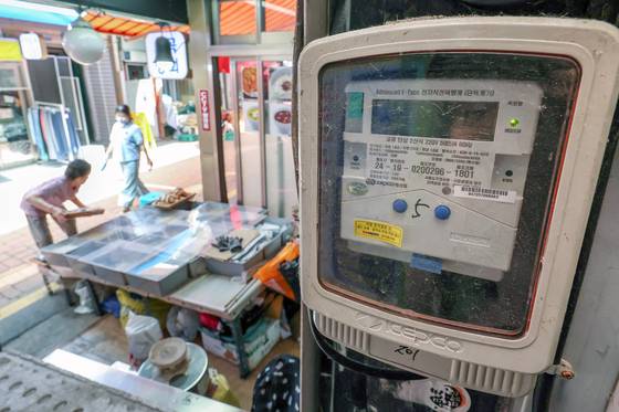 서울의 한 전통시장 상점에 설치된 전기 계량기. 뉴스1