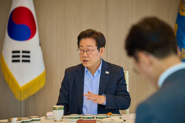 ▲ 이재명 대통령이 7일 서울 용산 대통령실 청사에서 김민석 국무총리와 주례 보고 회동을 하고 있다. 2025.7.7 [대통령실 제공. 재판매 및 DB 금지] 연합뉴스