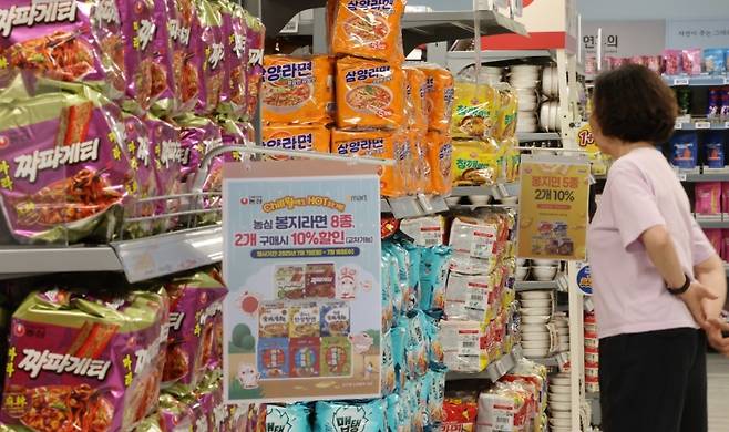 ▲ 라면 판매대에 붙은 가격 할인 안내문 [연합뉴스]