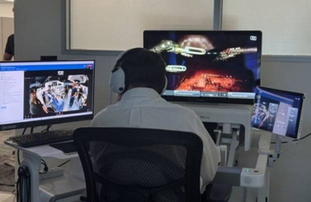 미국 의료진이 리브스메드의 수술로봇 '스타크'로 초장거리 원격 수술을 진행 중이다. / 사진=리브스메드