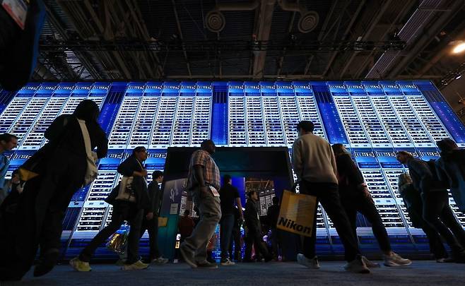 세계 최대 가전·정보기술(IT) 전시회 CES 2025 개막 첫날인 2025년 1월 7일(현지시간) 미국 네바다주 라스베이거스 컨벤션센터 센트럴홀 SK 전시관이 관람객으로 붐비고 있다. 2025.1.8. 사진=연합뉴스