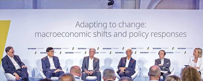 이창용 한국은행 총재(왼쪽 두 번째부터)가 지난 1일 ‘변화에 대한 적응: 거시경제 변동 및 정책 대응’을 주제로 포르투갈에서 열린 각국 중앙은행장 토론회에서 제롬 파월 미국 Fed 의장(세 번째), 크리스틴 라가르드 ECB 총재(네 번째) 등과 스테이블코인 규제 방안에 관해 논의하고 있다. /ECB 제공