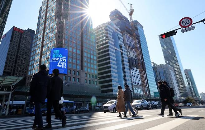 여의도 환승센터 직장인 스케치.2025.02.13 사진=한경 최혁 기자