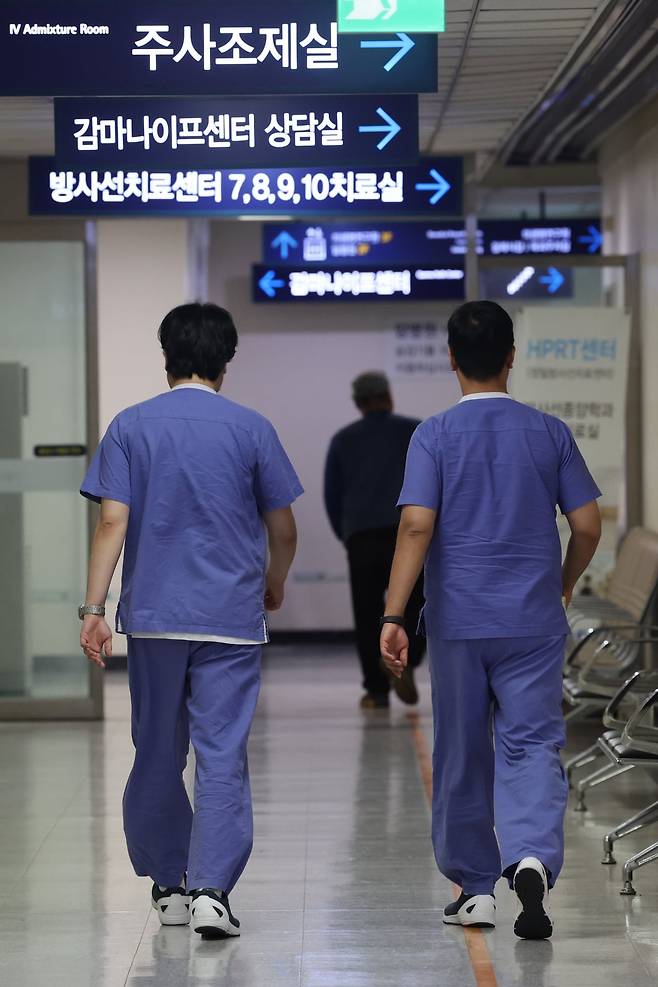 서울 시내의 한 대학병원에서 이동하는 의료진. 2025.6.29 사진=연합뉴스