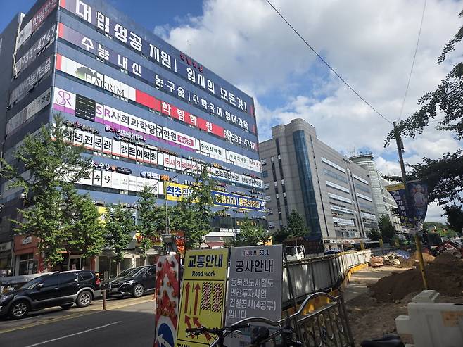 학원이 밀집한 서울 중계동 은행사거리에서 동북선 공사가 한창이다. 사진=민보름 기자