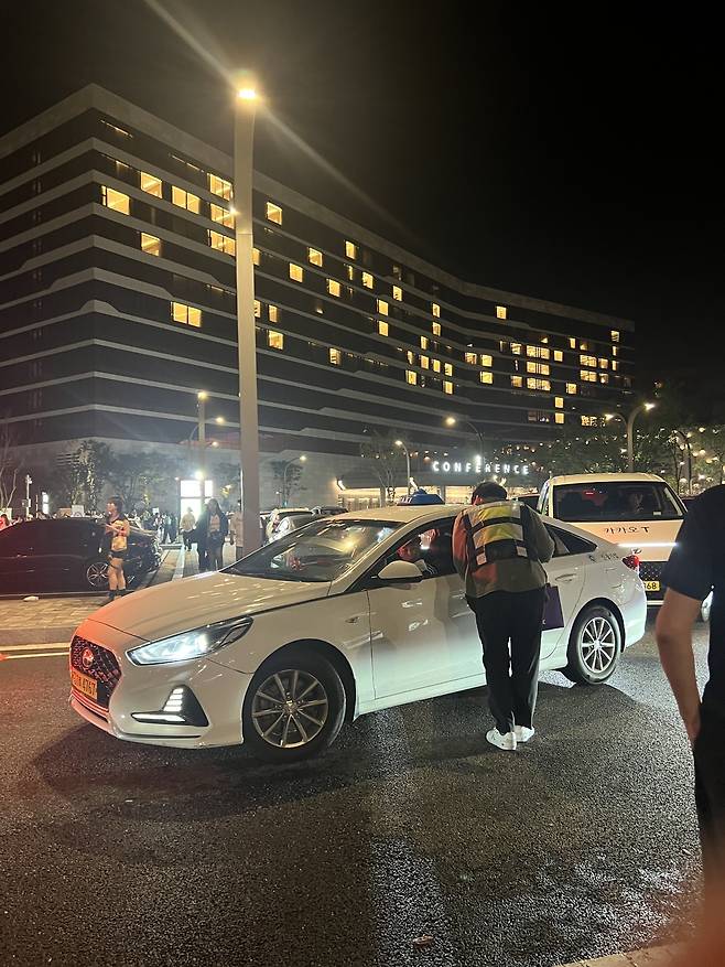 지난 5일 인스파이어 아레나에서 택시 부당요금 등에 대한 단속이 진행되고 있다. 인천시 제공