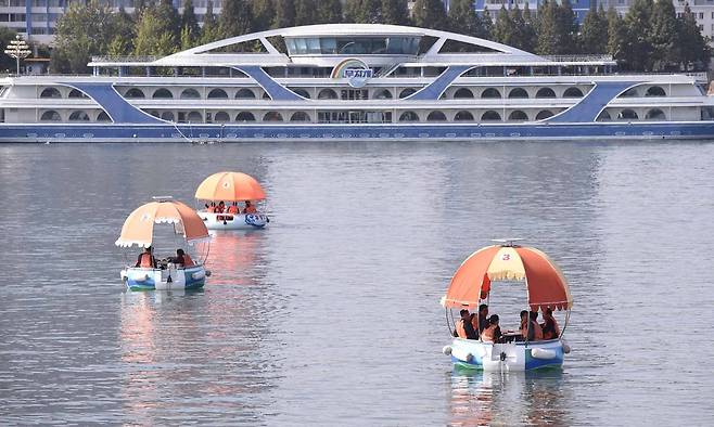 평양 대동강에서 불고기 식사를 하며 유람할 수 있는 원형보트 봉사(서비스)가 ‘이채를 띠고 있다’고 재일본조선인총연합회 기관지 조선신보가 7일 보도했다. 평양 조선신보=연합뉴스