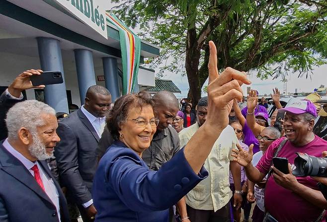 예니퍼 헤이링스 시몬스 수리남 대통령 당선인이 6일(현지시간) 당선 직후 파라마리보 국회의사당에서 시민들에게 인사하고 있다. AP연합뉴스