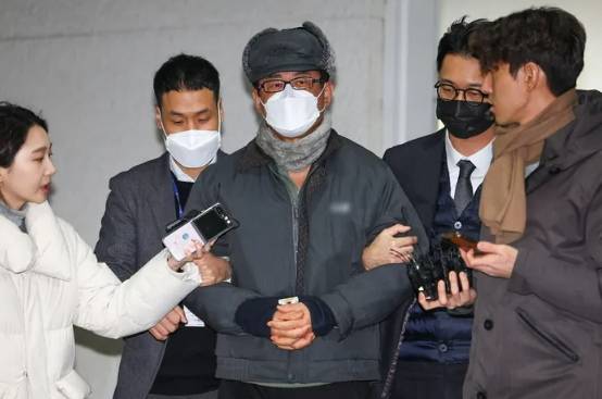 ‘12·3 불법계엄’ 을 사전에 기획한 혐의로 구석된 퇴역 군인 노상원 전 국군정보사령관이 지난해 12월24일 오전 서울 은평구 서울서부경찰서에서 검찰로 송치되고 있다. 연합뉴스