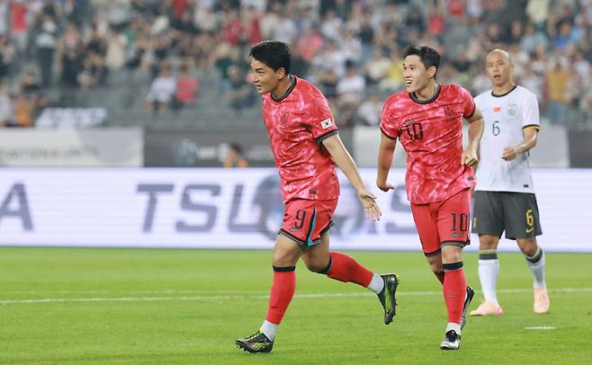 “나도 넣었어” 주민규가 7일 경기 용인미르스타디움에서 열린 2025 동아시아축구연맹(EAFF) E-1 챔피언십 중국과의 개막전에서 헤더로 한국의 두 번째 골을 넣은 뒤 기뻐하고 있다.    용인 | 연합뉴스