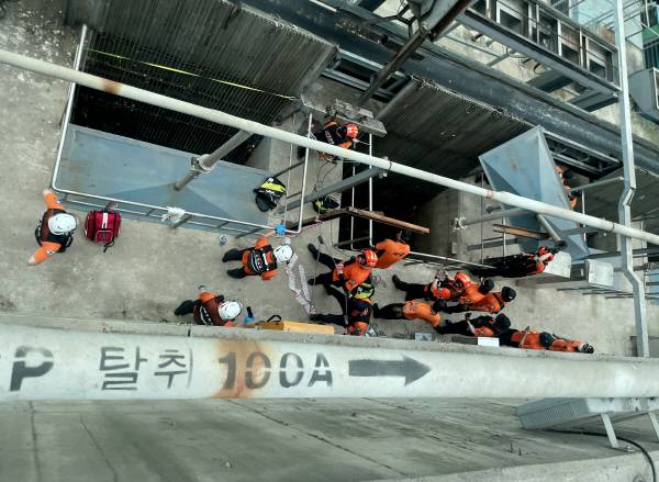 소방 당국이 7일 오전 인천 굴포하수종말처리장에서 맨홀 사고 실종자 수색 작업을 하고 있다. 인천소방본부 제공