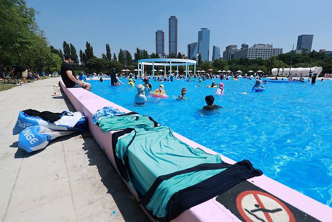 People enjoy the water at the outdoor swimming pool located along the Han River in Yeouido, easter, Seoul, on June 22. (Yonhap)