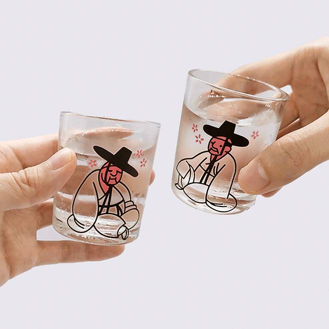 Color-changing soju glasses inspired by Joseon-era painter Kim Hong-do’s paintings, sold at the National Museum of Korea's gift shop [SCREEN CAPTURE]