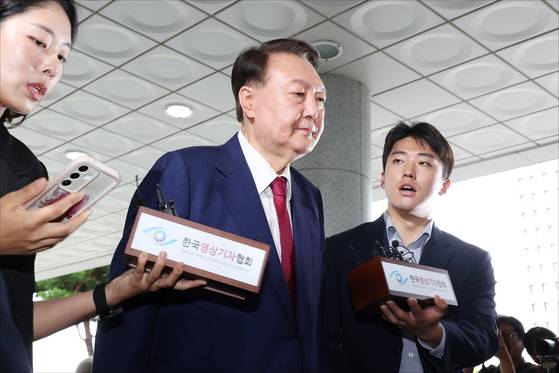 Former President Yoon Suk Yeol arrives at the Seoul High Prosecutors’ Office building in southern Seoul on July 5. [NEWS1]