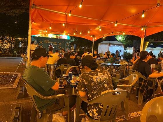People have chicken and beer at the Daegu Chimac Festival held in Duryu Park, Dalseo District. [BAEK KYUNG-SEO]