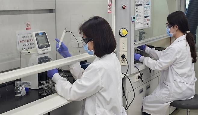 질병관리청 국가진단의학표준검사실 연구원들이 만성질환 관리를 위한 표준 검사를 수행하고 있다. 질병관리청 제공