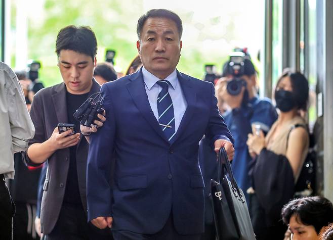 김계환 전 해병대사령관이 채상병 사건 수사방해 의혹과 관련 조사를 받기 위해 7일 서울 서초구 순직해병 특검 사무실로 향하고 있다. 연합뉴스 &nbsp;