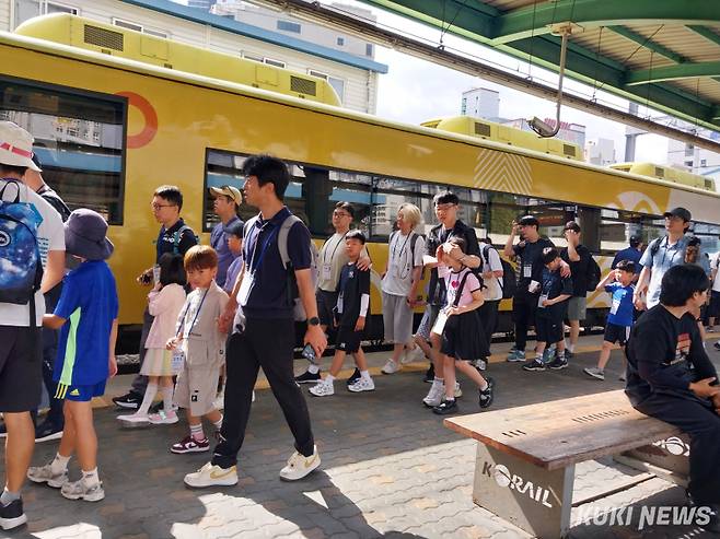 자녀와 함께 나누는 이야기 열차 모습.