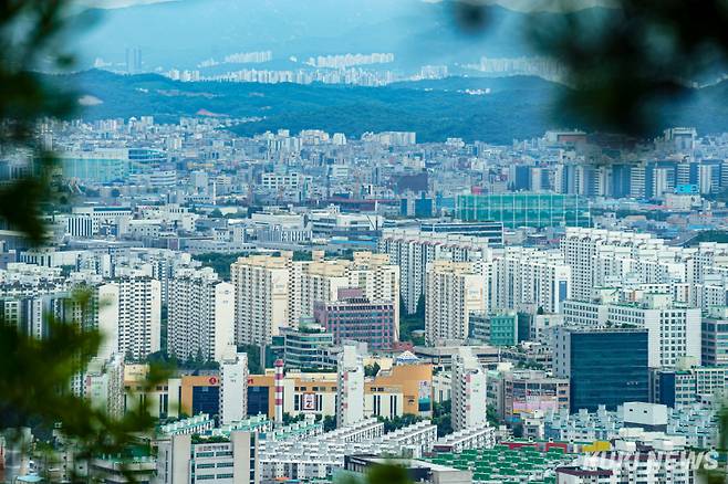 지난달 30일 인천 계양산에서 바라본 계양구 아파트 단지. 유희태 기자