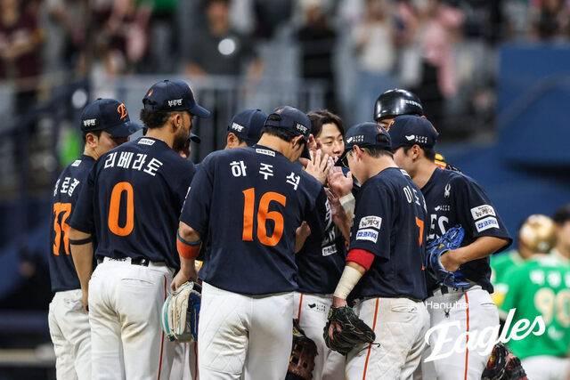 한화 이글스 선수들이 6일 서울 고척스카이돔에서 열린 키움 히어로즈와의 2025 프로야구 KBO리그 경기에서 승리한 뒤 기뻐하고 있다. 한화 제공