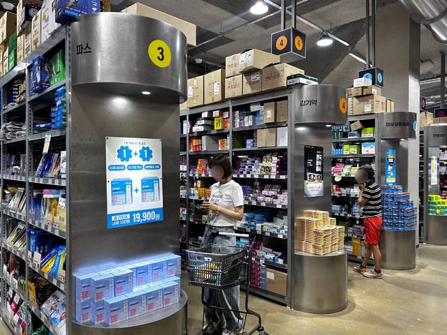 지난달 문을 연 창고형 약국이 저렴한 가격과 다양한 제품으로 인기를 끌고 있다. 방문객들이 지난 2일 경기도 성남시 메가팩토리 약국에서 카트를 끌고 다니며 제품을 고르고 있다.